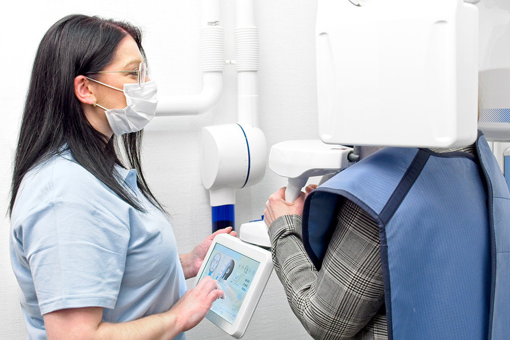Zahnarzt Koblenz Karthause - Fernandez - Leistungen - Füllungen - es wird eine Röntgenaufnahme des Mundraums einer Patienten gemacht
