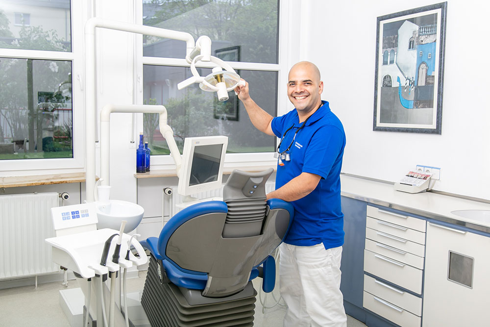 Zahnarzt Koblenz Karthause - Angel Fernandez in einem Behandlungszimmer